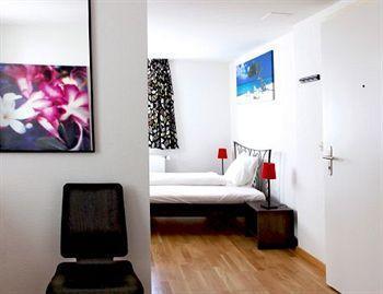 Swiss Star Guesthouse District 4 - Contactless Self Check-In Zurich Extérieur photo